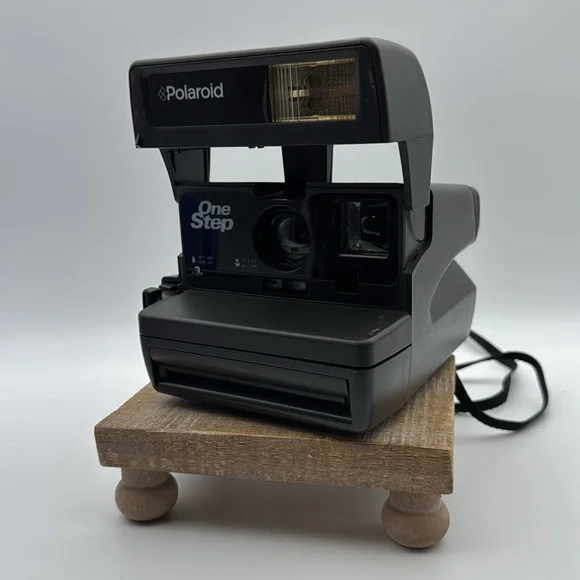 Polaroid OneStep Black Instant Camera Includes Case and Two Sealed Packs of Film - Picture 5 of 8